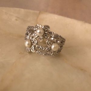 Flower and pearl ring